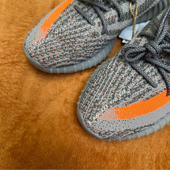Yeezy 350 - Picture 2 of 5